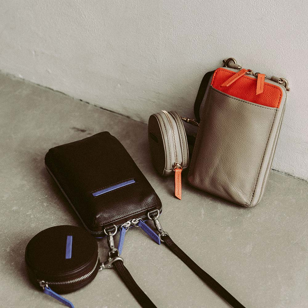 本革で上質なオリジナルモバイルポーチ(スマホショルダー)に