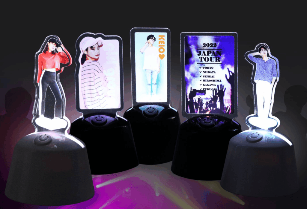 ライトアップ機能付きのアクリルスタンド